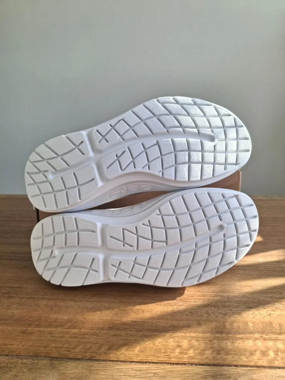 (New) OOFOS – OOmega eeZee Low Recovery Shoes (Nomad/White) – Women's 8